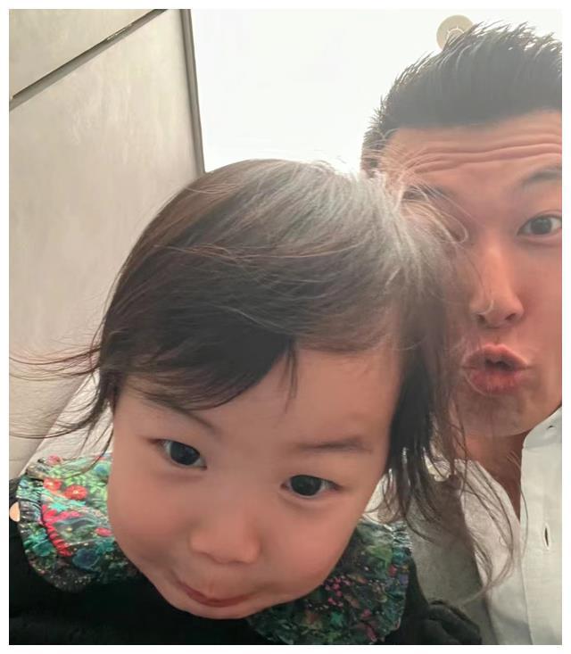 朱珠老公晒2岁女儿王珠宝花式卖萌！身高超越妈妈长势喜人。(图3)