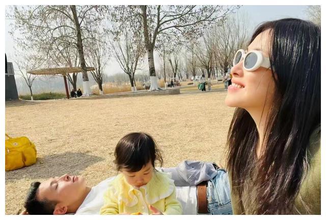 朱珠老公晒2岁女儿王珠宝花式卖萌！身高超越妈妈长势喜人。(图6)