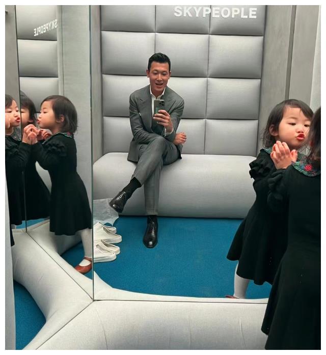 朱珠老公晒2岁女儿王珠宝花式卖萌！身高超越妈妈长势喜人。(图2)