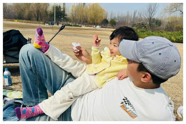 朱珠老公晒2岁女儿王珠宝花式卖萌！身高超越妈妈长势喜人。(图4)