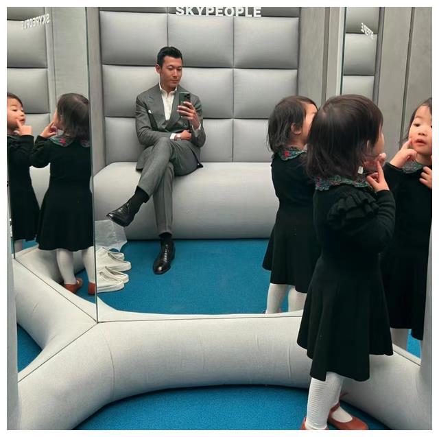 朱珠老公晒2岁女儿王珠宝花式卖萌！身高超越妈妈长势喜人。(图1)