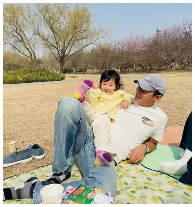 朱珠老公晒2岁女儿王珠宝花式卖萌！身高超越妈妈长势喜人。(图5)