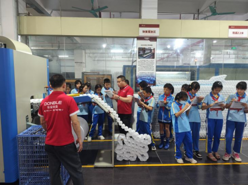 厚街桥头小学走进东宝床垫探访东莞制造(图3)