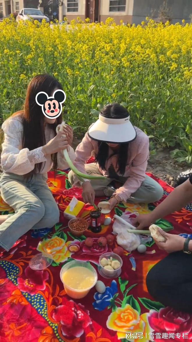 为婚后的住址发生分歧女子带毛毯和食物来菜地让男友体验生活(图1)