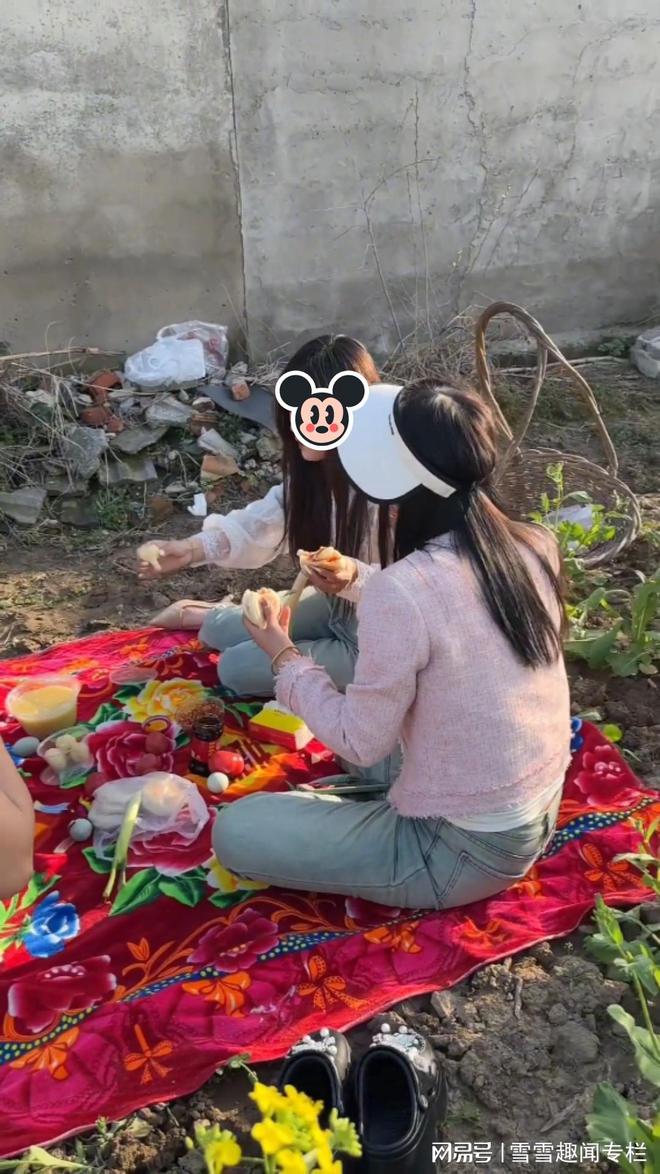 为婚后的住址发生分歧女子带毛毯和食物来菜地让男友体验生活(图3)