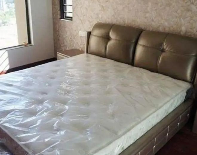 床垫上的“薄膜”要不要撕掉？多亏家具老板提醒难怪床上螨虫多(图1)