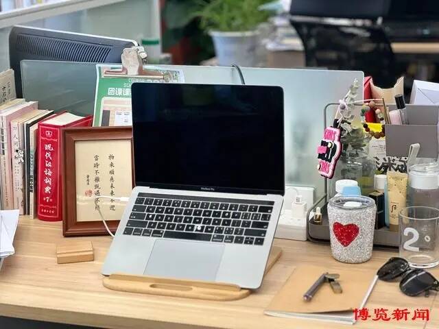 时尚活力年轻派｜满足情绪价值年轻人爱上“翻新”工位(图1)