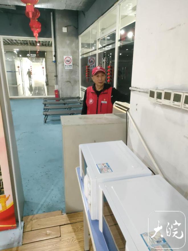 折叠床毛毯免费过夜可充电吃免费泡面旅客凌晨在合肥南站遇上暖心休息点(图2)