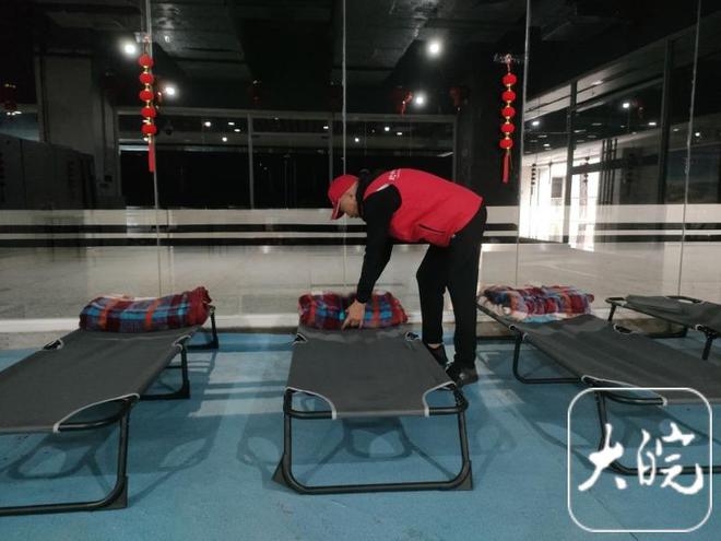 折叠床毛毯免费过夜可充电吃免费泡面旅客凌晨在合肥南站遇上暖心休息点(图3)
