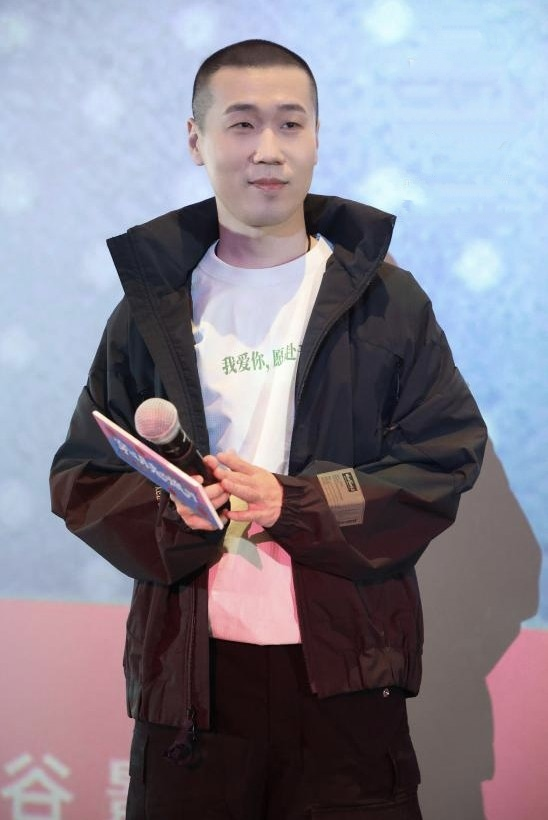 《穿过月亮的旅行》郑州路演欢乐不断张子枫李嘉琦上演精彩对手戏(图2)