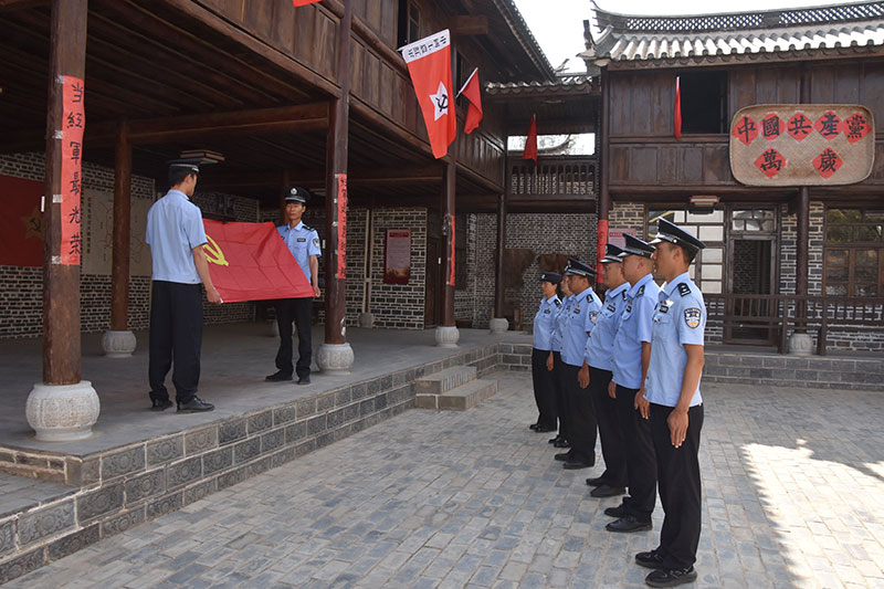 楚雄大姚文旅小镇枫“警”如画(图1)
