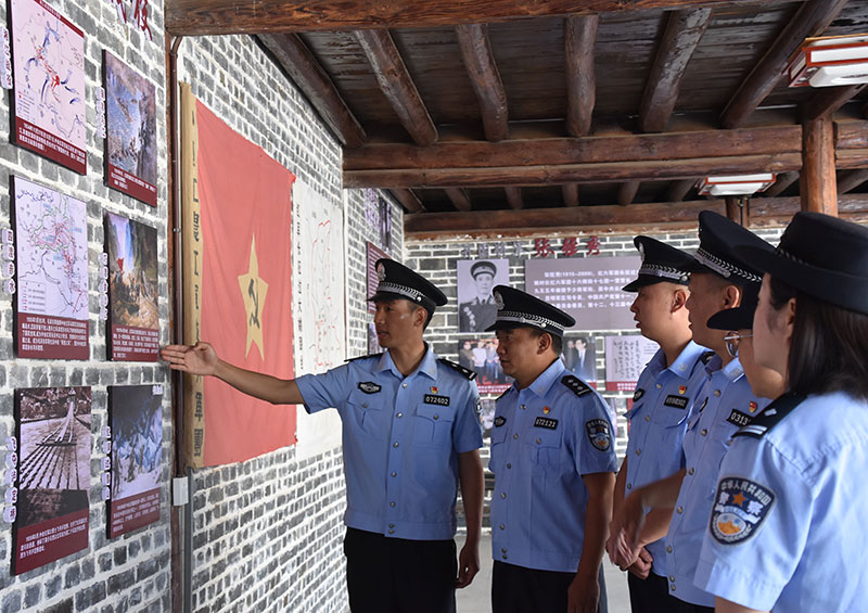 楚雄大姚文旅小镇枫“警”如画(图2)