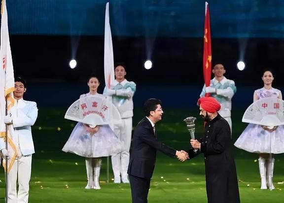 丘索维金娜离开亚运村带走床垫冲上热搜榜第一霍启刚说的没错(图16)