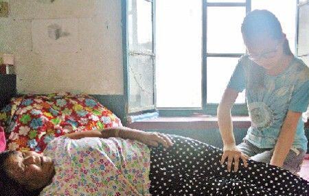 婆婆重病小叔子从不探望临终前拍拍床垫女子抬起后傻住(图1)