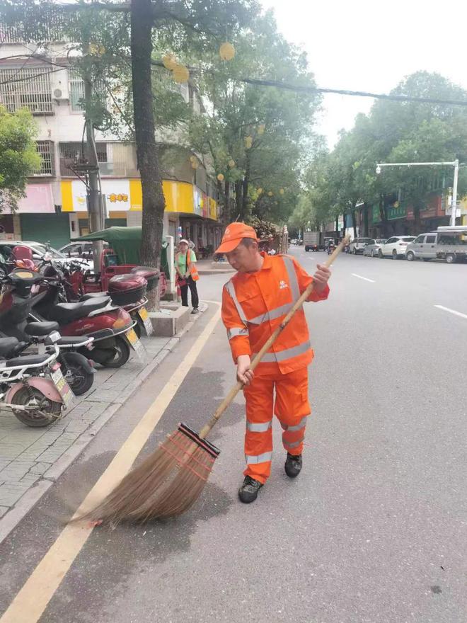 在废弃床垫中发现十几捆百元现金问天问地拿不到？乐昌街坊快来看看「雷锋」是怎么处理的(图1)