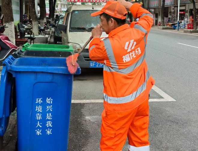 在废弃床垫中发现十几捆百元现金问天问地拿不到？乐昌街坊快来看看「雷锋」是怎么处理的(图2)