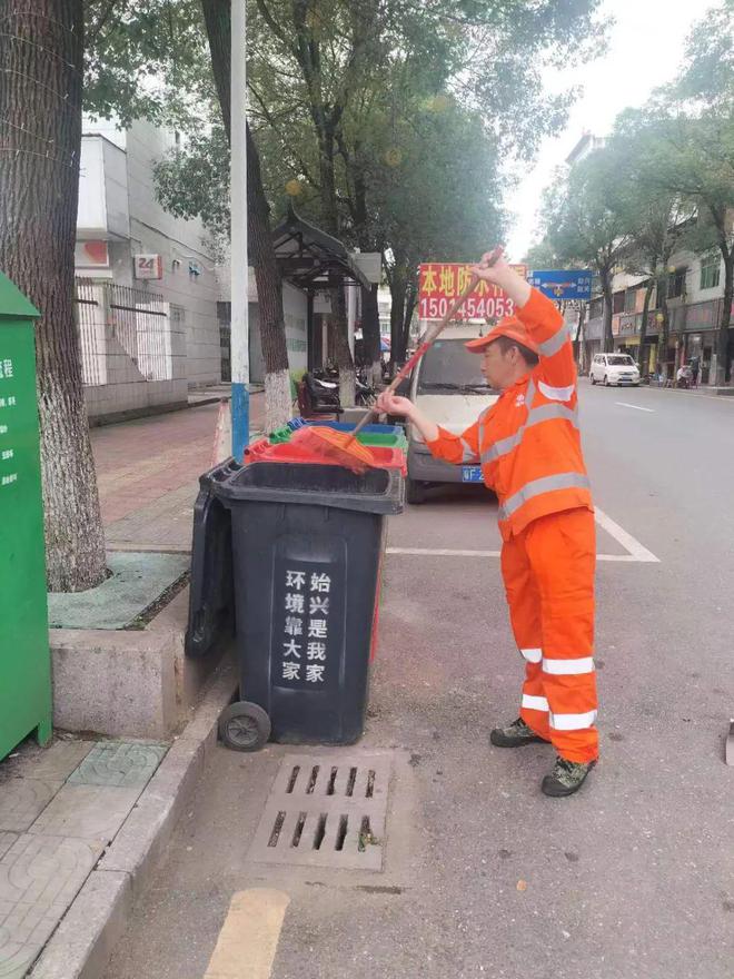 在废弃床垫中发现十几捆百元现金问天问地拿不到？乐昌街坊快来看看「雷锋」是怎么处理的(图4)