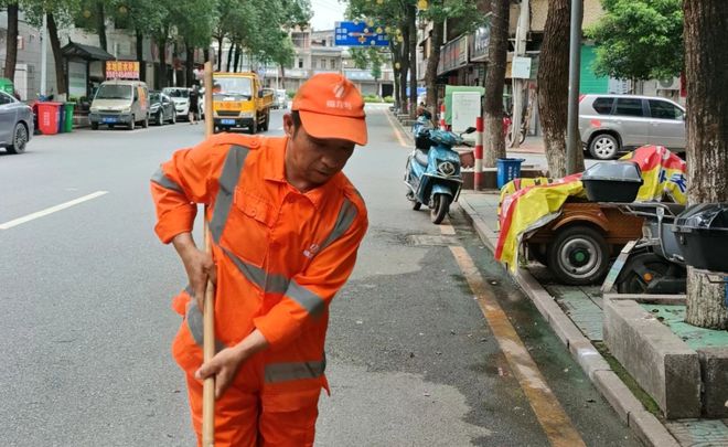 在废弃床垫中发现十几捆百元现金问天问地拿不到？乐昌街坊快来看看「雷锋」是怎么处理的(图3)