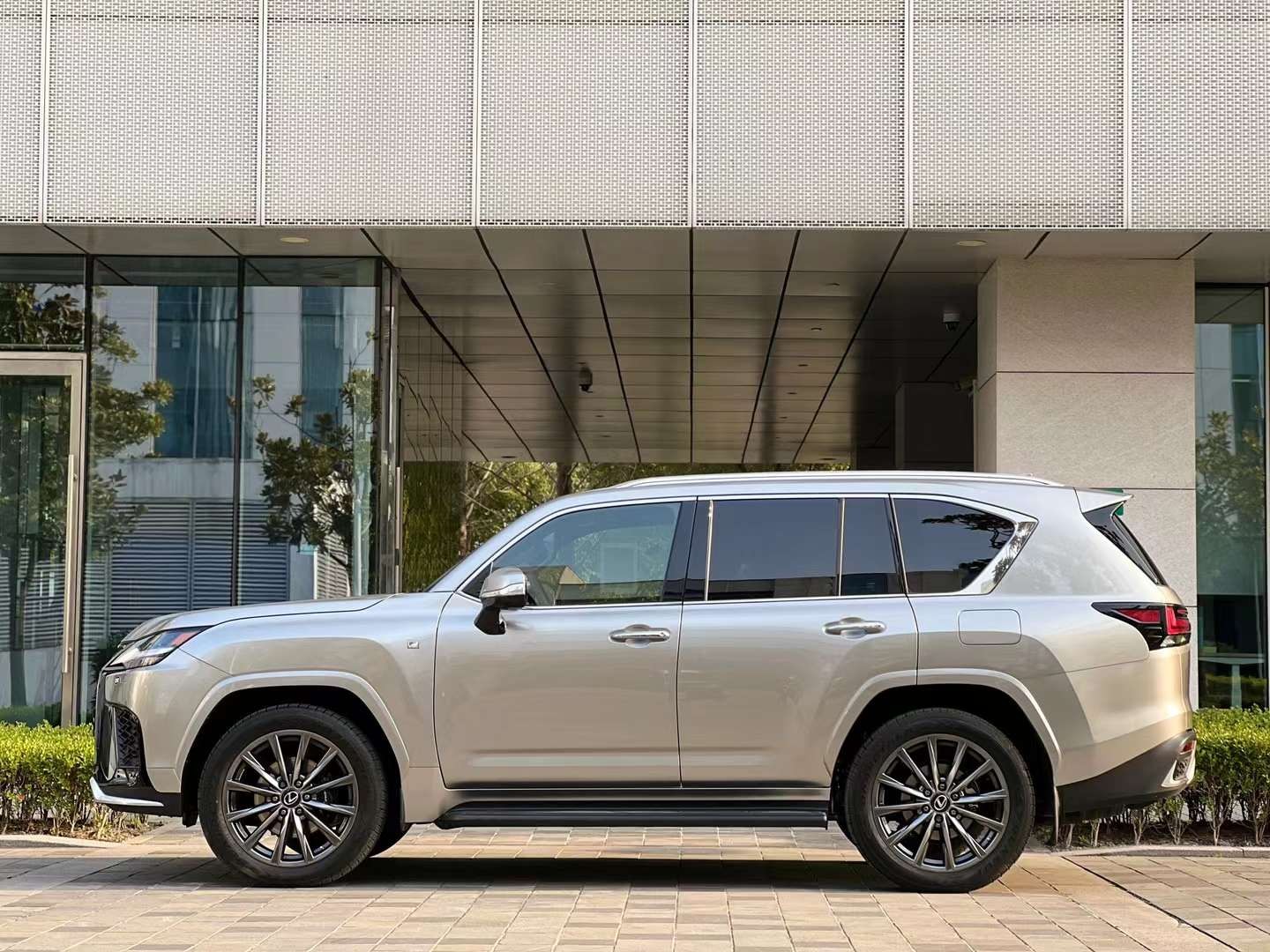2024新平行进口雷克萨斯LX570中东版最新报价158万起售全国(图2)