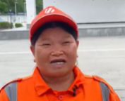 老人急病离世藏了15万元的床垫被扔了广东一环卫工发现后物归原主(图1)