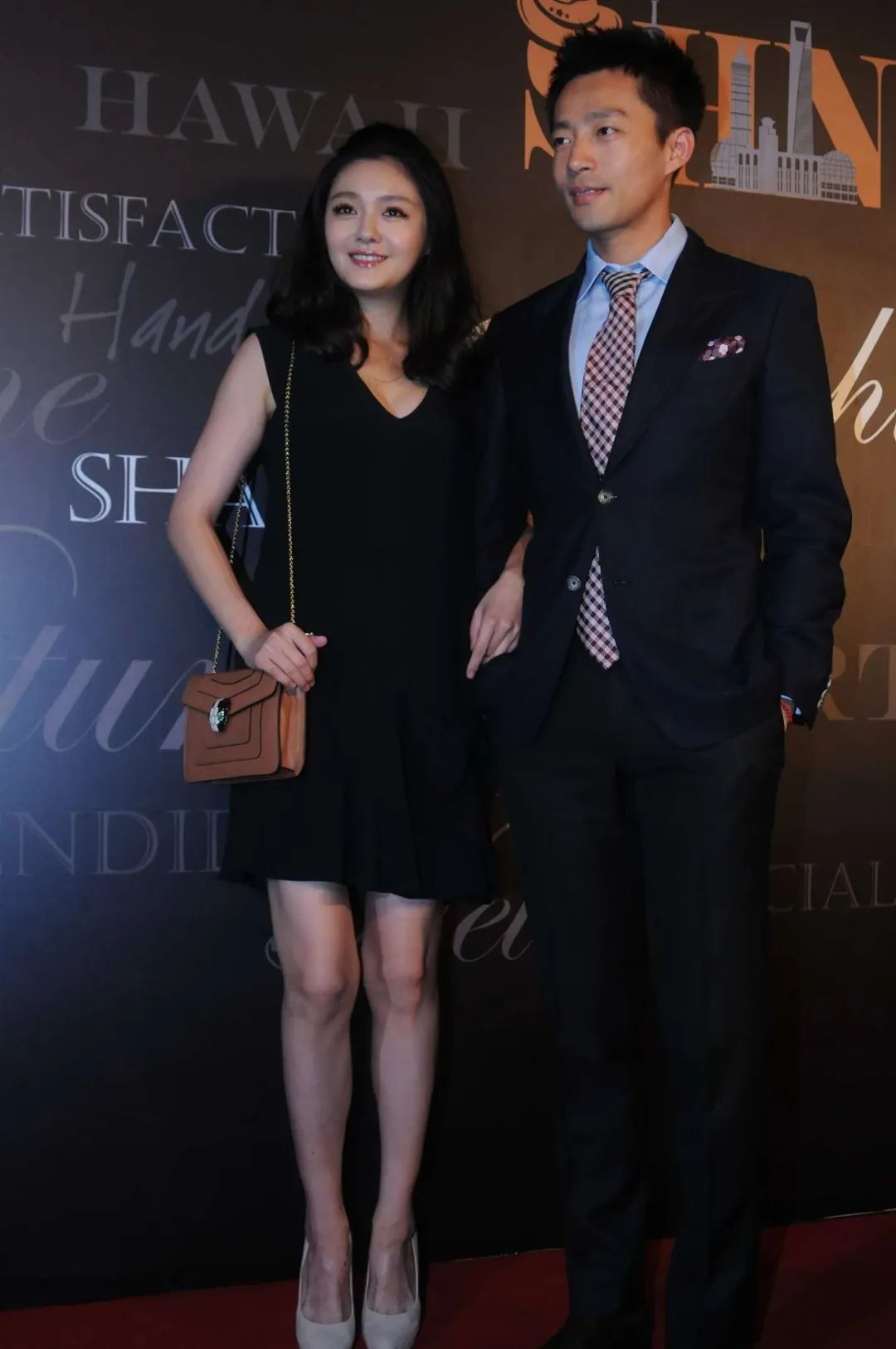 汪小菲宣布：停业！7年前为大S打造投资近8000万元如今被曝月亏200万！床垫、沙发等被低价拍卖民众排队抢购(图1)