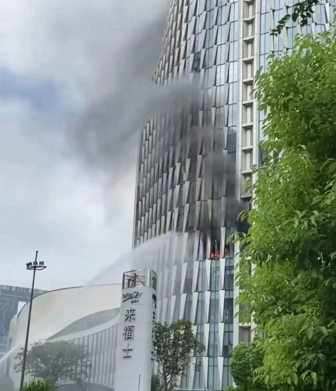 记者跟随消防突击检查发现隐患责令整改(图2)