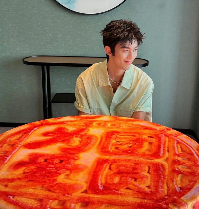 谁看了吴磊的月饼都得愣一下巨型毛毯成焦点(图1)