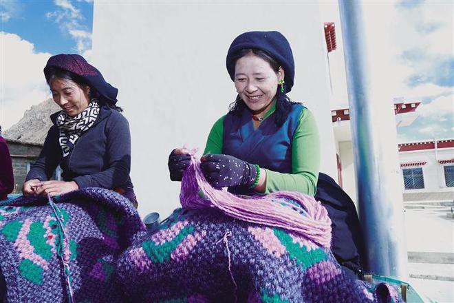 手工纺织技能培训为加尔多村妇女点亮致富路(图2)
