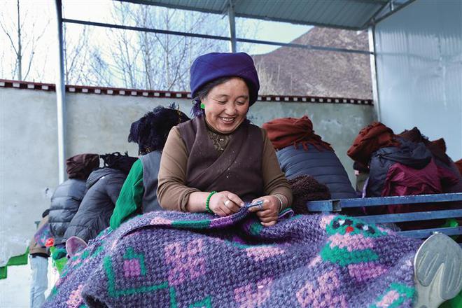 手工纺织技能培训为加尔多村妇女点亮致富路(图3)
