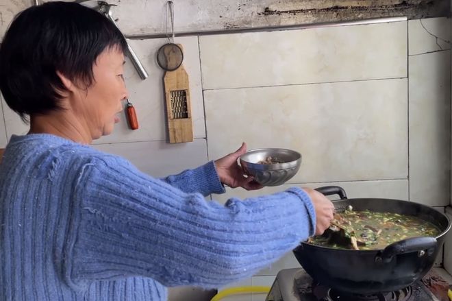 62岁大嫂一家被送回村养老凉薄的生活告诉我：再有钱也别任性(图5)