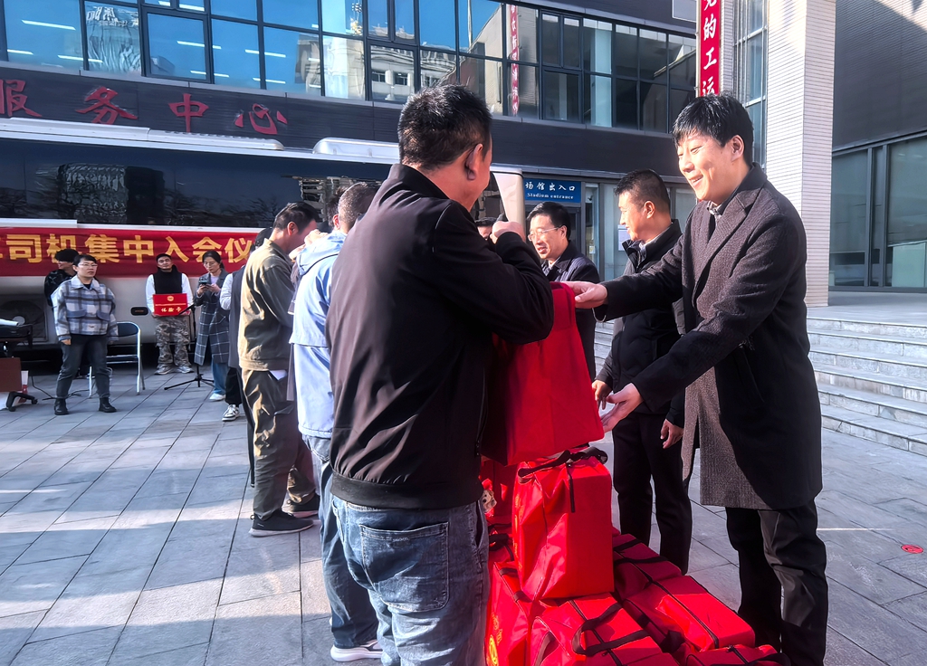 【工会服务在身边】宁夏：万名货车司机获赠靠垫剃须刀“爱心包”(图1)