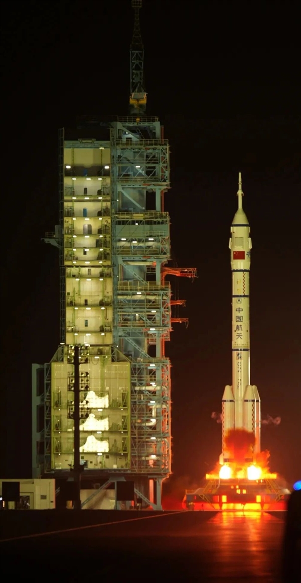 ：神舟十八号载人任务圆满成功！首次“太空养鱼”(图1)