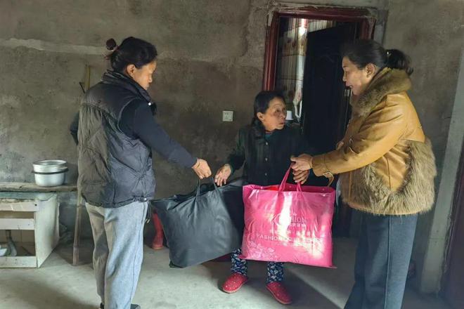 建阳区回龙乡开展防寒慰问送温暖活动(图1)