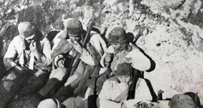 1950年志愿军缴获3000条毛毯政委王直命令剪碎所有战士都有份(图10)