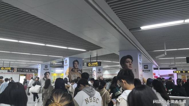郑州地铁站厅包柱广告投放案例郑州地铁站台墙贴广告价格(图1)