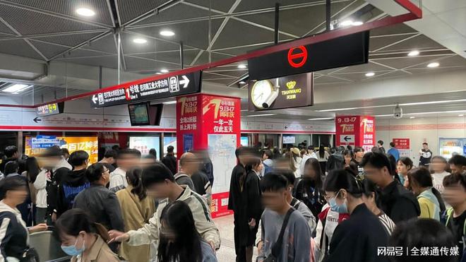 郑州地铁站厅包柱广告投放案例郑州地铁站台墙贴广告价格(图2)