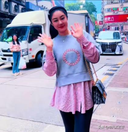 38岁的王小蒙带两娃游玩香港穿着打扮似少女儿子女儿颜值很高(图4)