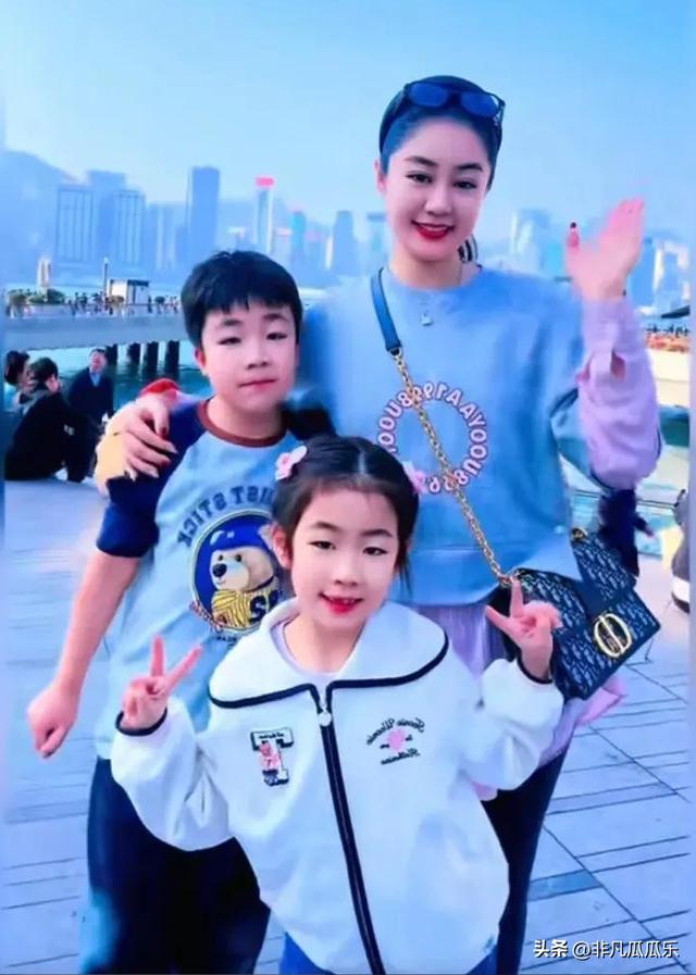 38岁的王小蒙带两娃游玩香港穿着打扮似少女儿子女儿颜值很高(图2)