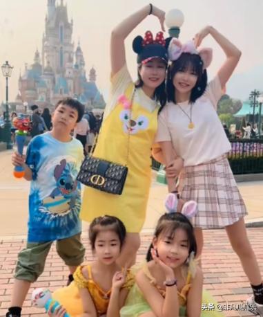 38岁的王小蒙带两娃游玩香港穿着打扮似少女儿子女儿颜值很高(图5)