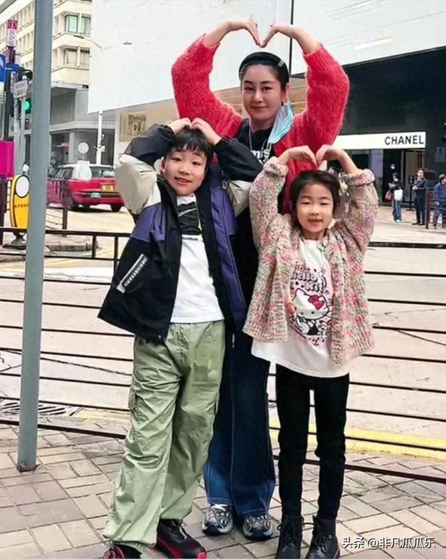 38岁的王小蒙带两娃游玩香港穿着打扮似少女儿子女儿颜值很高(图3)