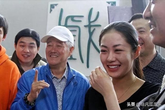 38岁的王小蒙带两娃游玩香港穿着打扮似少女儿子女儿颜值很高(图6)