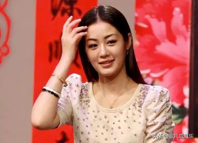 38岁的王小蒙带两娃游玩香港穿着打扮似少女儿子女儿颜值很高(图9)