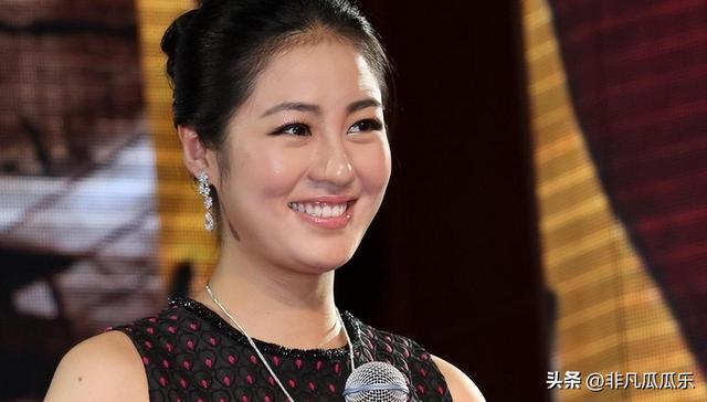 38岁的王小蒙带两娃游玩香港穿着打扮似少女儿子女儿颜值很高(图12)