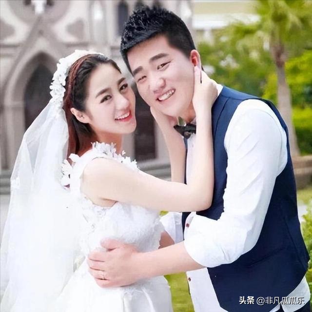 38岁的王小蒙带两娃游玩香港穿着打扮似少女儿子女儿颜值很高(图13)