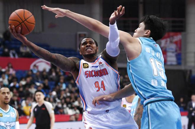 杨瀚森：篮球运动员都有进NBA的梦想但目前重心是为青岛队冲击季后赛(图1)