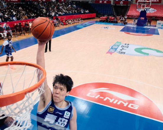青岛24分大胜新疆！杨瀚森爆砍22分15板韦瑟斯庞35分大杀四方(图1)