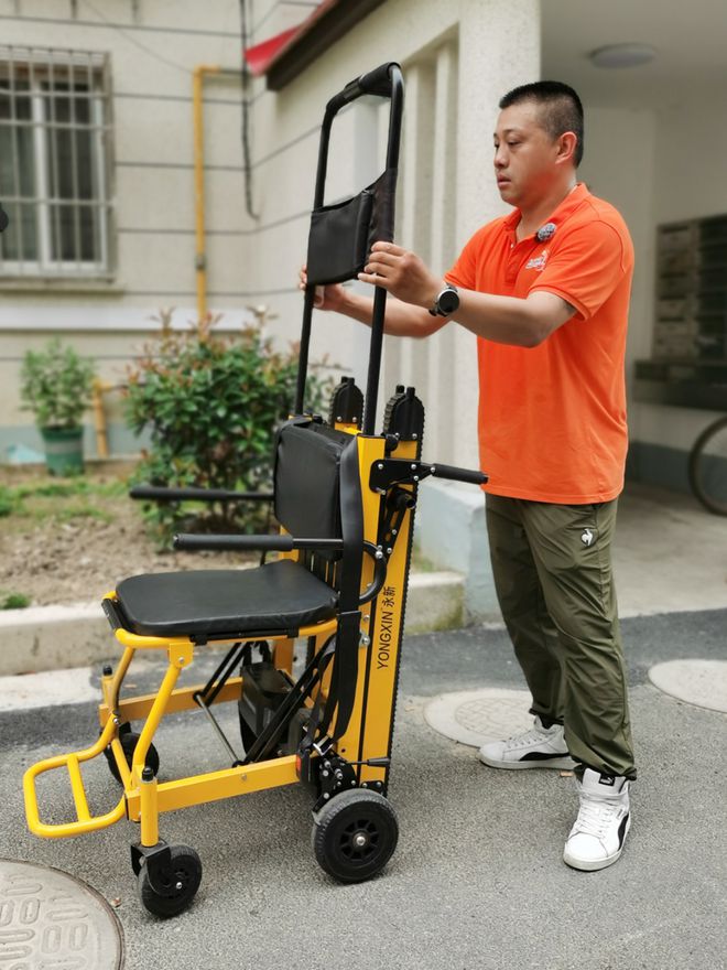 北新泾街道推出“爬楼机”公益服务解决“悬空老人”上下楼难题！(图3)