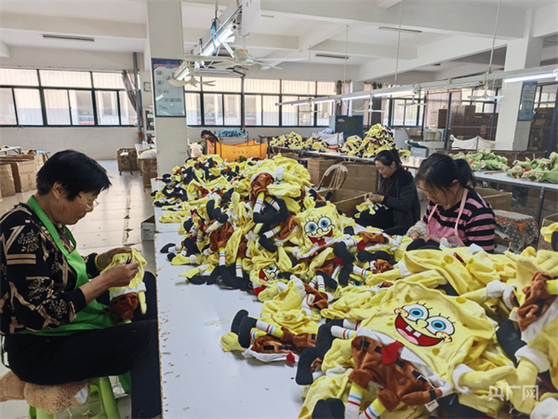 高质量发展看中国家门口加工玩具就业增收不发愁(图1)
