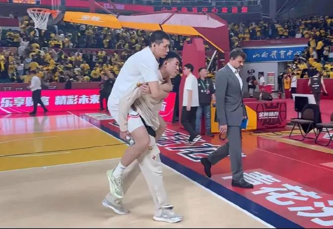 广东男篮狂输42分！赛后徐杰遭到群嘲任骏飞被背下场伤势不轻(图5)