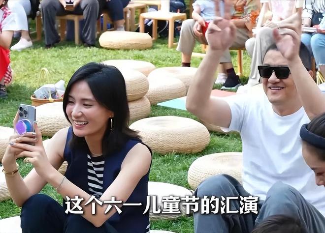 女儿过六一李亚鹏拄拐杖看演出这一刻老夫少妻彻底具象化了(图1)